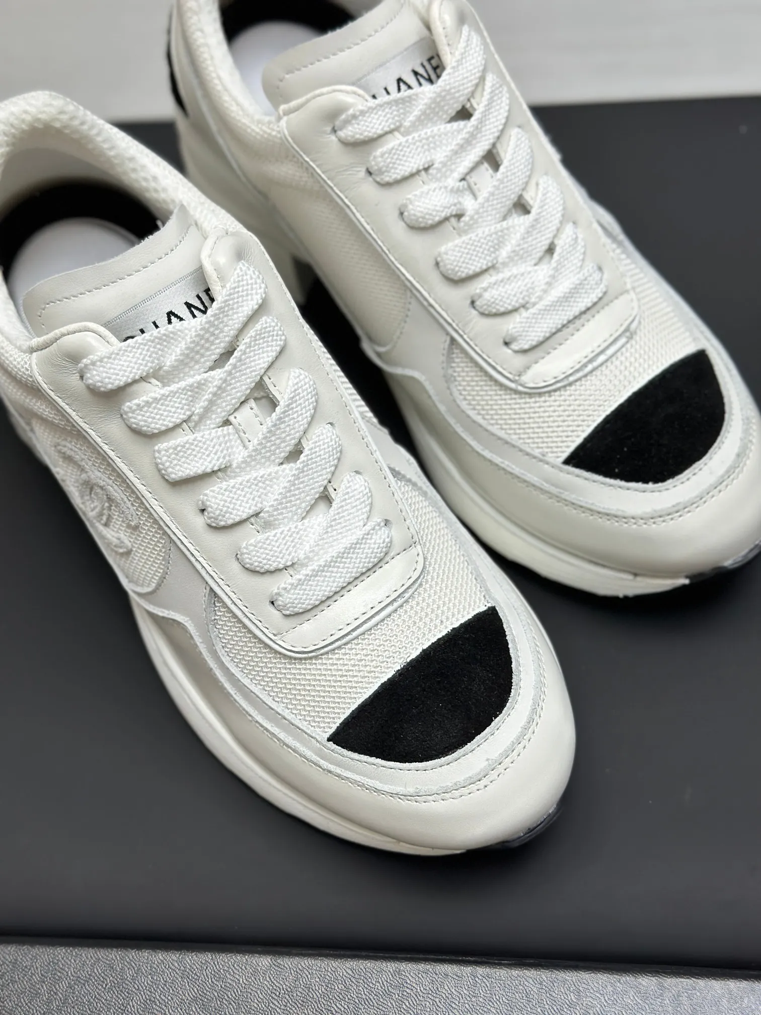Men's shoes 💰620💰Women's 🚺 Chanel Panda shoes! 2025 counter top casual sports shoes This classic design; the upper is in the style of electric embroidery with various techniques; the outsole is fashionable and sporty; the unusual inclusion of a variety of color matching elements... The diversified mix and match is very good-looking and versatile, and can be used for leisure, fashion, sports, and outdoor... ꫛꫀꪝ Go➫ Materials: ❶Upper made of: original imported first-layer silk cowhide + original waterproof cloth + original first-layer cowhide ❷Inner use: Original Yangli+wang ❸ Outsole based on: Original TPU combination outsole Special counter boutique packaging complete set for women 35–41